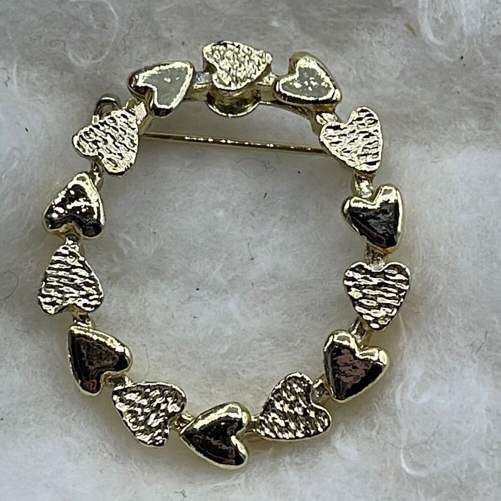 This is a vintage Gerry’s oval heart to heart brooch